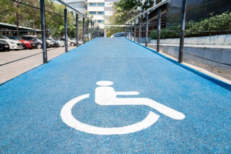 Guide pratique pour l'installation d'une rampe d'acc&egrave;s fonctionnelle